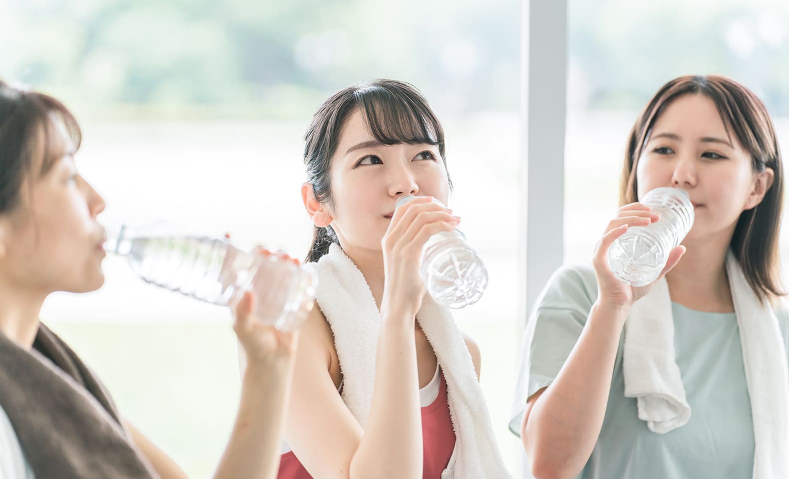 飲み物を飲む女性